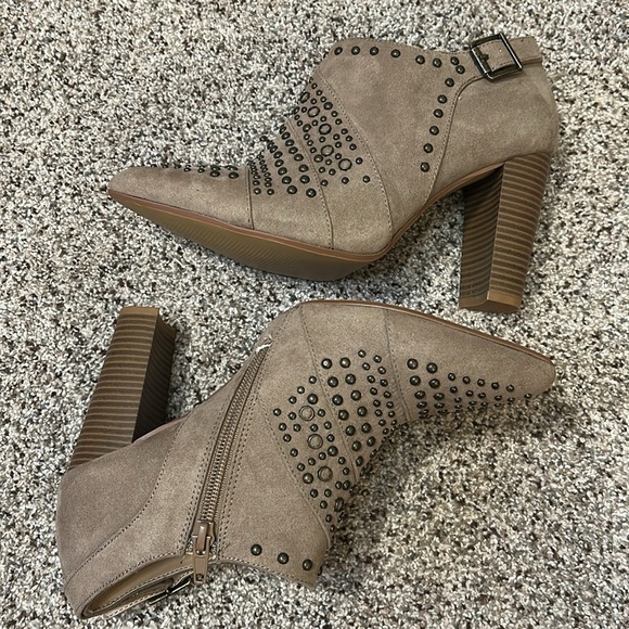 Kaari Blue Tan Studded Kristen Suede Heel Booties size 8 - Picture 8 of 15